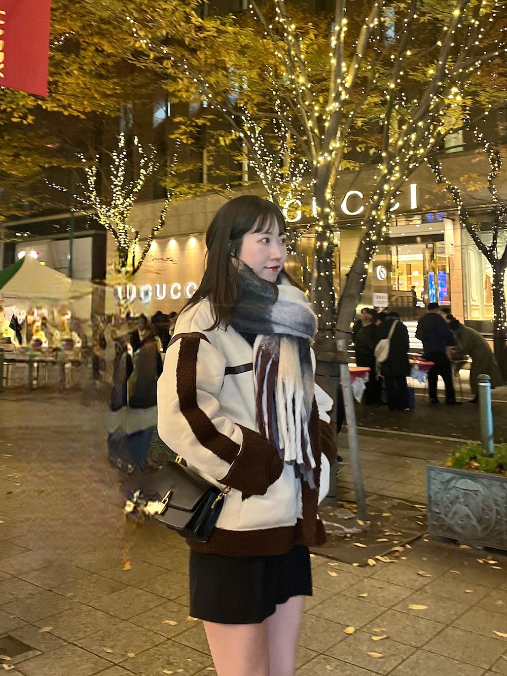「冬コーデ、ニット、赤ニット、クリスマスに着たい服、クリスマスコーデ、クリスマスカラー、アウター、休日スタイル、オトナカワイイ、お洒落さんとつながりたい、オトナカジュアル、マフラー、マフラーぐるぐる、プチプラコーデ、ムートンジャケット」｜「LAC-VERTのムートンジャケット（ムートンコート、ブラウン系）」を使った、sasaminさん（骨格ウェーブ・レディース・170cm）の冬コーディネートの2枚目の写真