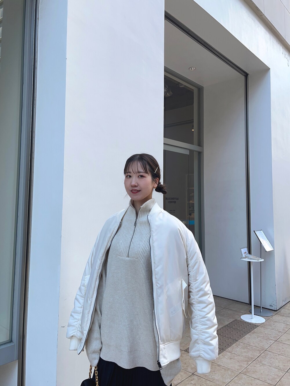 「クリスマスに着たい服、シンプル、お洒落さんとつながりたい、ホワイトコーデ、オトナ女子、冬コーデ、冬アウター、MA-1、ティアードスカート、ニット、ショートブーツ、モノトーンコーデ、お出かけコーデ、高身長女子、ロングスカート」｜「ZARAのアイテム（ニット/セーター、ホワイト系）」を使った、sasaminさん（骨格ウェーブ・レディース・170cm）の冬コーディネートの4枚目の写真