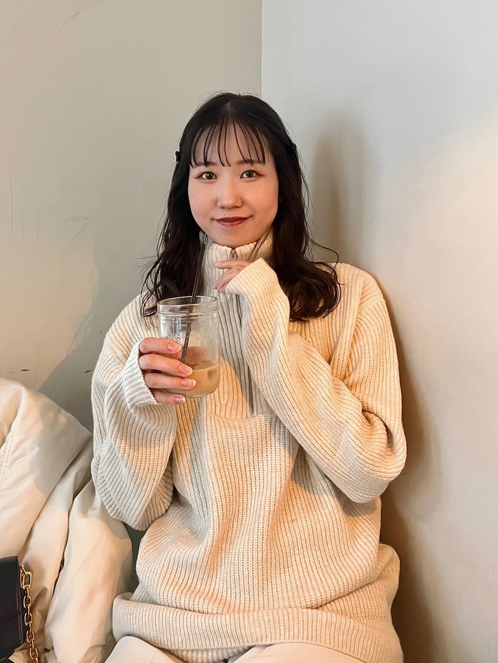 「冬コーデ、お出かけコーデ、冬アウター、ホワイトコーデ、オールホワイト、ニット、クリスマスに着たい服、ホワイト、高身長コーデ、カジュアルコーデ、韓国ファッション、おしゃれさんと繋がりたい、スニーカー、パンツスタイル、冬」｜「ZARAのアイテム（ニット/セーター、ホワイト系）」を使った、sasaminさん（骨格ウェーブ・レディース・170cm）の冬コーディネートの4枚目の写真