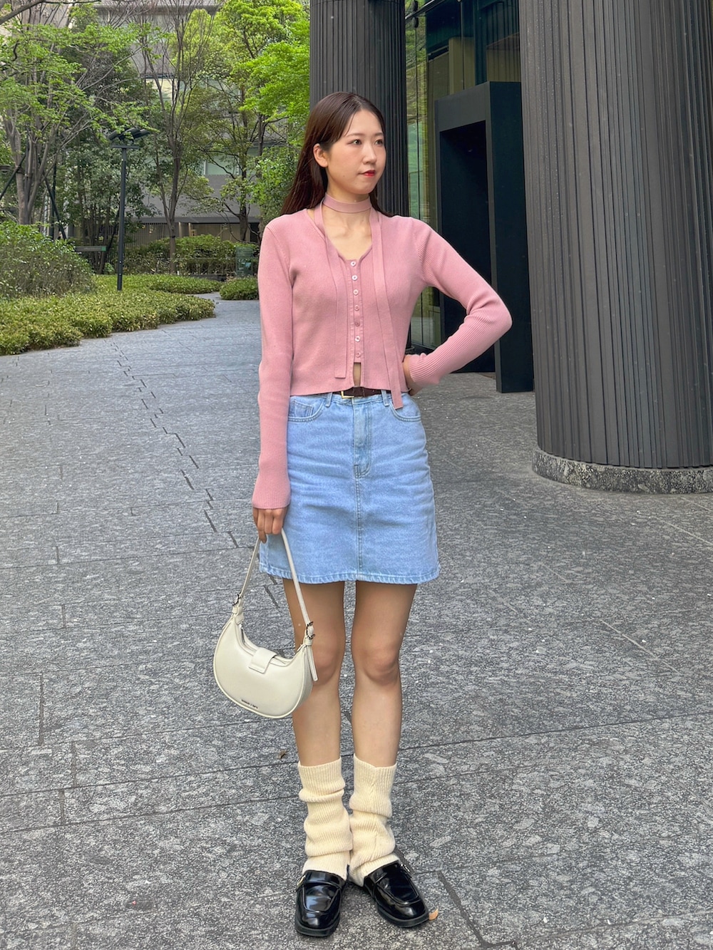「春、おでかけコーデ、大人カジュアルコーデ、オトナ女子、春色、初夏コーデ、春服コーデ、デニムコーデ、デニムスカート、ピンク、韓国ファッション、オトナカワイイ、春夏コーデ、レッグウォーマー、ローファー」｜「UNE MANSIONの[UNE ORIGINAL] フロントボタンVネックカーディガン＆マフラースカーフSET ITEM（Tシャツ/カットソー、ピンク系）」を使った、sasaminさん（骨格ウェーブ・レディース・170cm）の春コーディネートの2枚目の写真