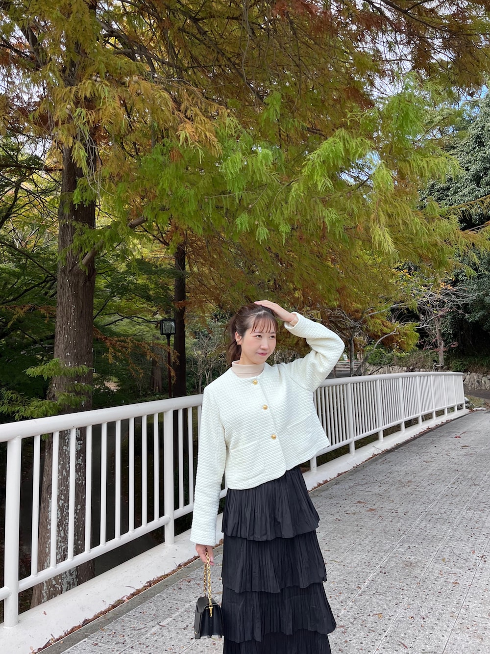 「ファッションを楽しもう、秋冬コーデ、お洒落さんとつながりたい、おでかけコーデ、スニーカーコーデ、ジャケット、ツイードジャケット、ティアードスカート、モノトーンコーデ、スニーカー」｜「adidasのスーパースター [Superstar]  / アディダスオリジナルス adidas Originals（スニーカー、ホワイト系）」を使った、sasaminさん（骨格ウェーブ・レディース・170cm）の秋コーディネートの3枚目の写真