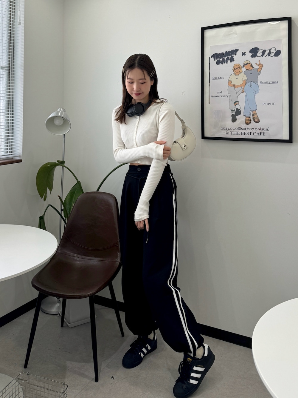 「春服コーデ、春のおしゃ見えテクニック、カジュアルスタイル、春服、春コーデ、韓国ファッション、ストリート、ストリートコーデ、ラインパンツ、スニーカー、モノトーン、韓国コーデ、休日スタイル、高身長女子、スポーツミックス」｜「SLYのCUT RIB SNAP TOPS カット リブ スナップ トップス（Tシャツ/カットソー、ホワイト系）」を使った、sasaminさん（骨格ウェーブ・レディース・170cm）の春コーディネートの3枚目の写真