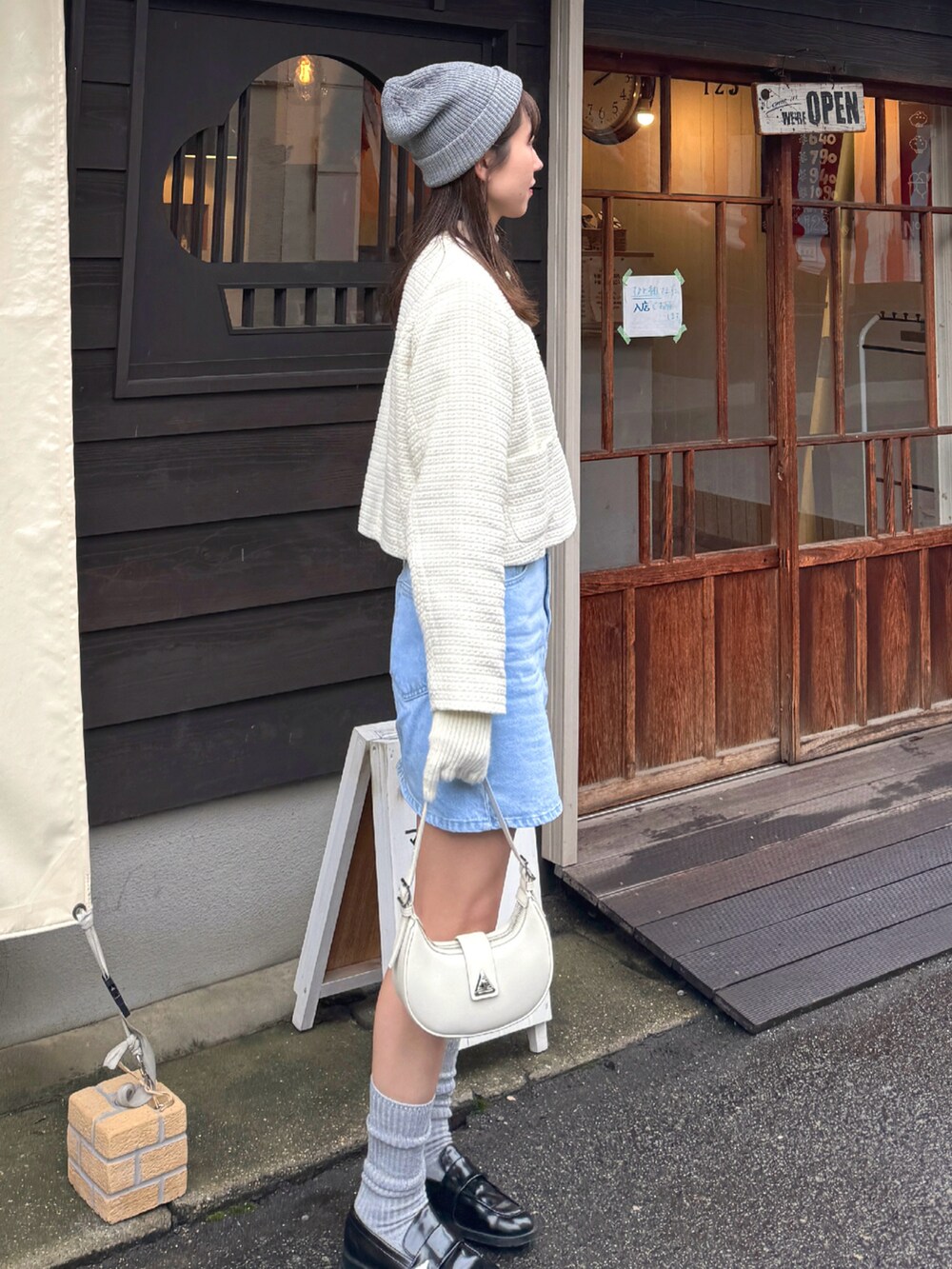 「春ファッション、休日スタイル、きれいめカジュアル、デニム、ツイードジャケット、ツイード、春コーデ、春服、ニット帽、ローファー、ローファー×靴下、リブニット、プチプラコーデ、高身長女子、お出かけコーデ」｜「JEANASISのアクリルニットビーニ－/974131（ニットキャップ/ビーニー、グレー系）」を使った、sasaminさん（骨格ウェーブ・レディース・170cm）の冬コーディネートの2枚目の写真