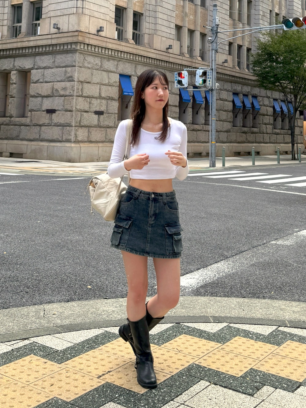 「秋コーデ、休日スタイル、秋服コーデ、秋先取りコーデ、今日のコーデ、韓国ファッション、高身長コーデ、ミドルブーツ、ブーツ、デニム、デニムスカート、リュック、カジュアルガーリー、秋服、デートコーデ」｜「BEIDELLIのBEIDELLI ワンポイント刺繍Uネック長袖Tシャツ（Tシャツ/カットソー、ホワイト系）」を使った、sasaminさん（骨格ウェーブ・レディース・170cm）の秋コーディネートの2枚目の写真