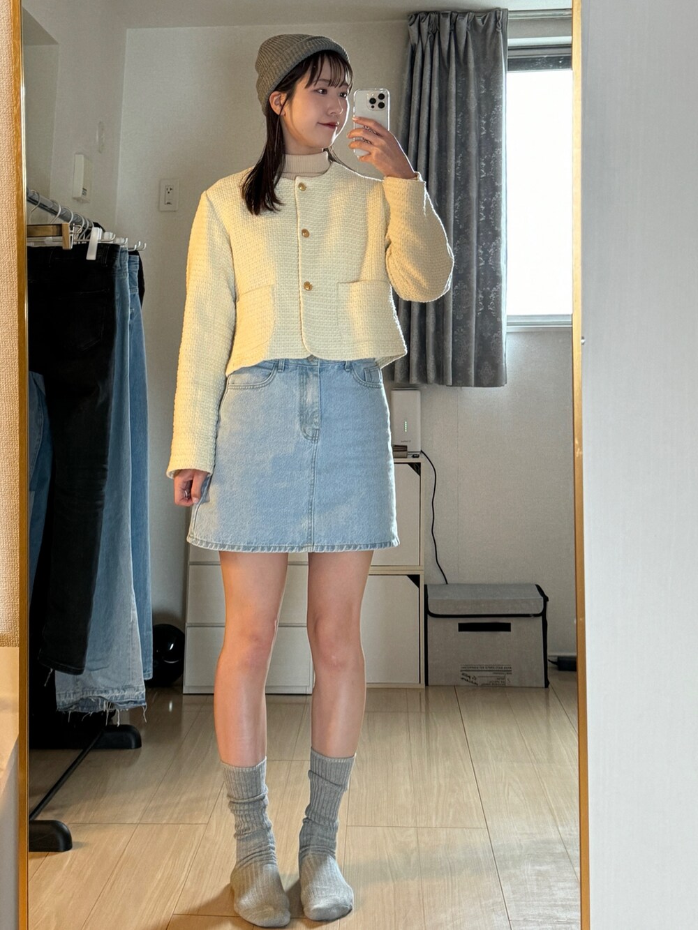 「春ファッション、休日スタイル、きれいめカジュアル、デニム、ツイードジャケット、ツイード、春コーデ、春服、ニット帽、ローファー、ローファー×靴下、リブニット、プチプラコーデ、高身長女子、お出かけコーデ」｜「JEANASISのアクリルニットビーニ－/974131（ニットキャップ/ビーニー、グレー系）」を使った、sasaminさん（骨格ウェーブ・レディース・170cm）の冬コーディネートの3枚目の写真
