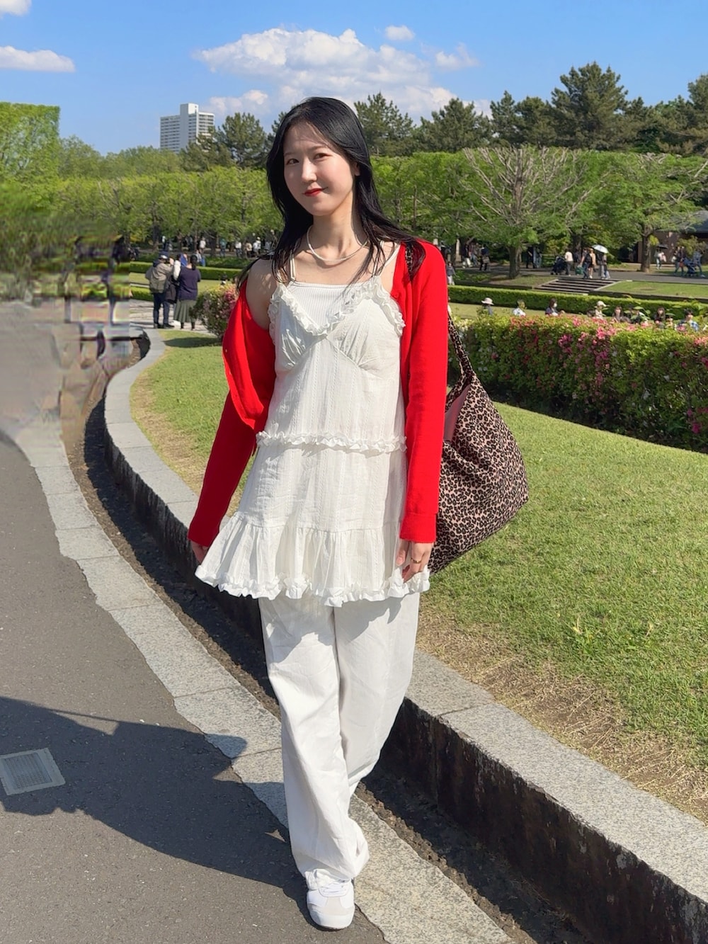 ホワイト系のデニムパンツ、ホワイト系のキャミソール、その他のトートバッグを着用したレディースの春コーディネートの3枚目の写真