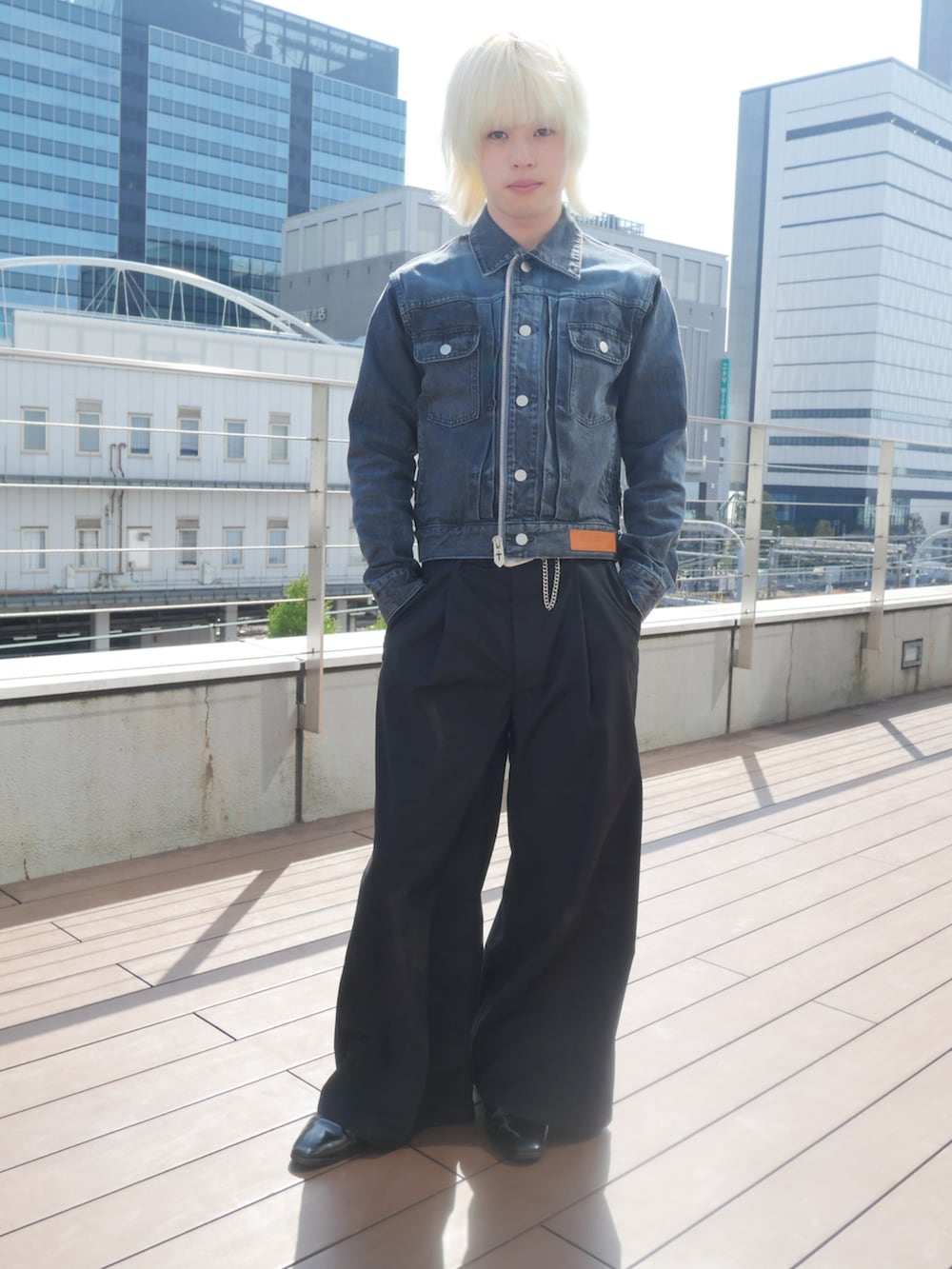 「デニムジャケット、おしゃれさんと繋がりたい、春アウター、今日のコーデ、MASU、春色、カジュアルコーデ、モード、金髪、スラックス、ブーツ、キレイめカジュアル、outfit、頑張る、きれいめカジュアル」｜「Lui'sのヒールサイドゴアブーツ（ブーツ、ブラック系）」を使った、タイタイさん（メンズ・171cm）の春コーディネートの2枚目の写真