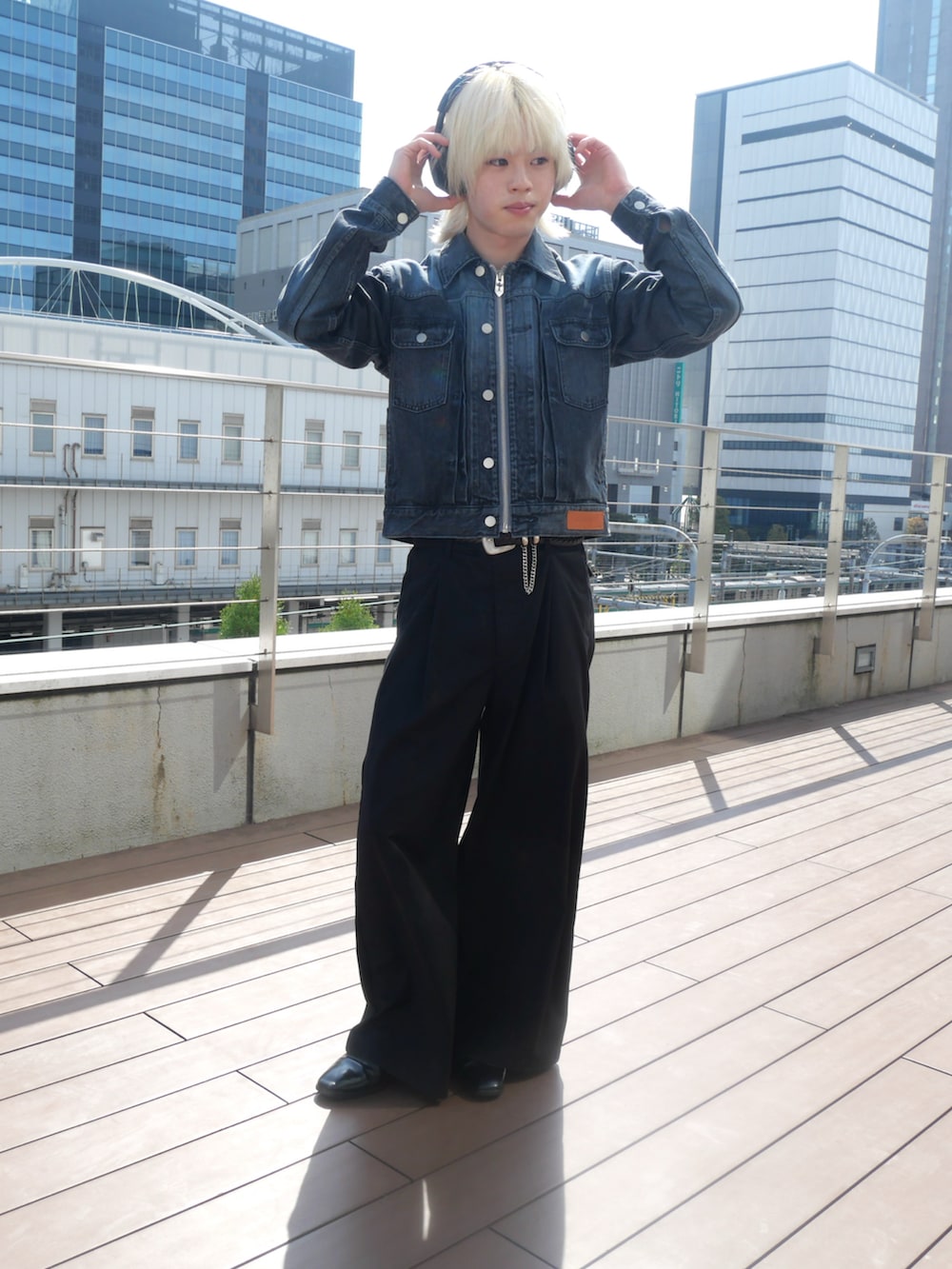 「デニムジャケット、おしゃれさんと繋がりたい、春アウター、今日のコーデ、MASU、春色、カジュアルコーデ、モード、金髪、スラックス、ブーツ、キレイめカジュアル、outfit、頑張る、きれいめカジュアル」｜「Lui'sのヒールサイドゴアブーツ（ブーツ、ブラック系）」を使った、タイタイさん（メンズ・171cm）の春コーディネートの3枚目の写真
