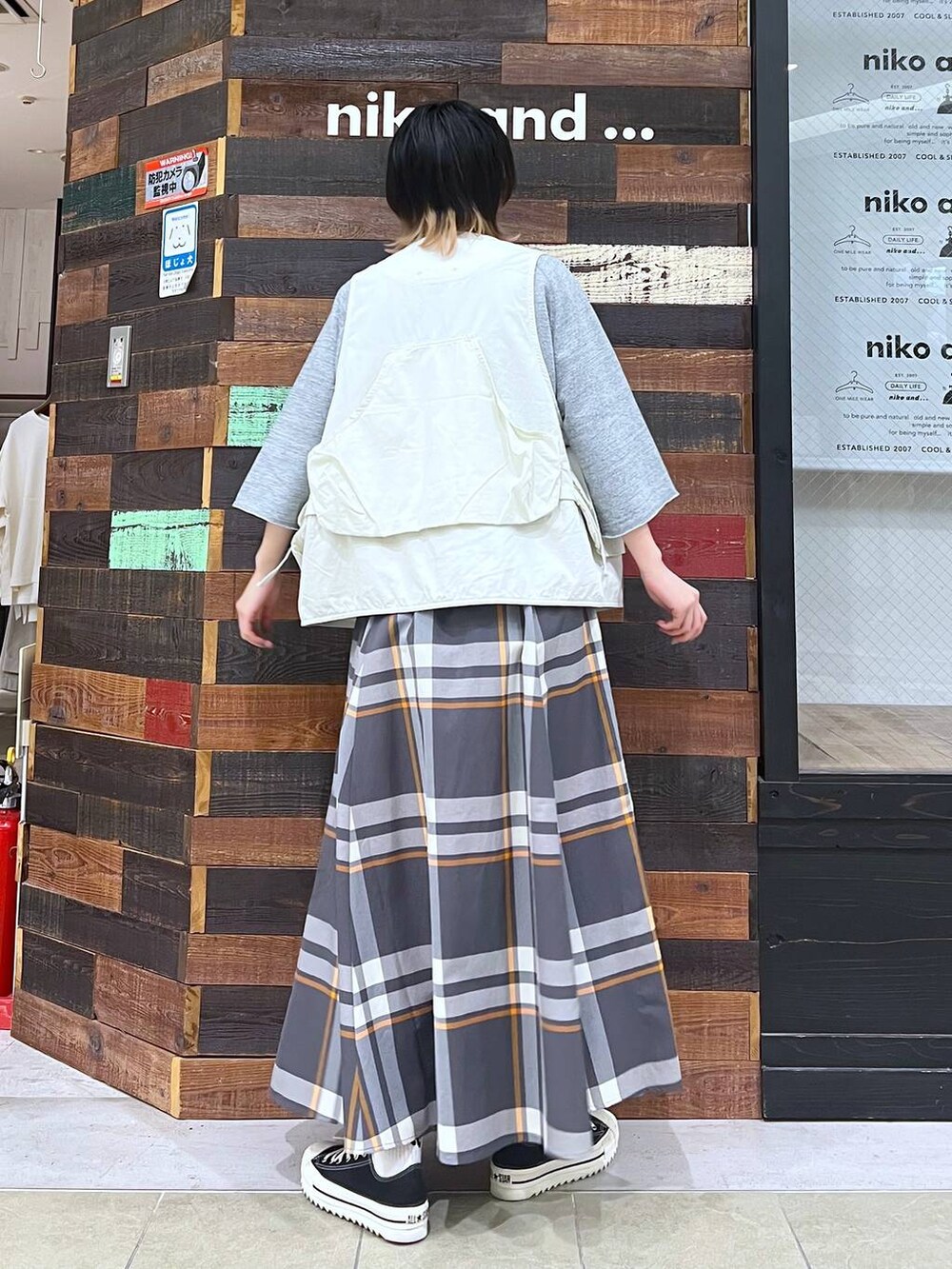 ベージュ系のベスト、ブラック系のショルダーバッグ、グレー系のTシャツ/カットソーを着用したレディースの春コーディネートの3枚目の写真