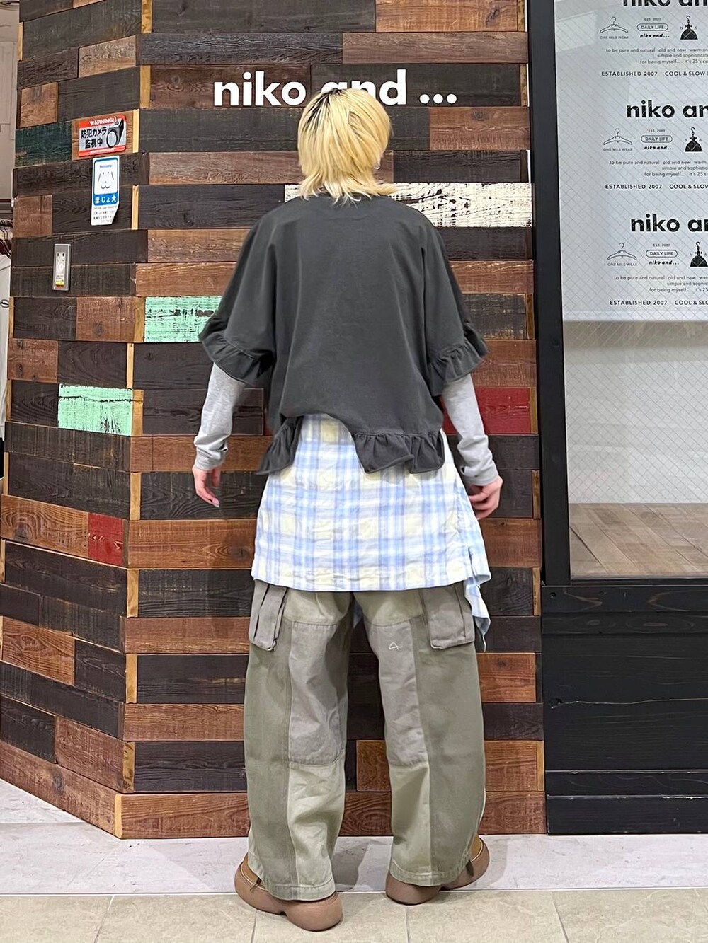 グレー系のTシャツ/カットソー、イエロー系のその他シューズを着用したレディースの春コーディネートの4枚目の写真