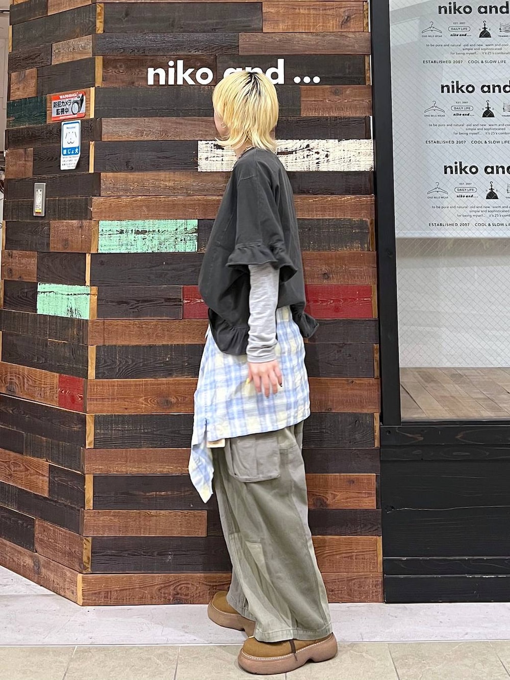 グレー系のTシャツ/カットソー、イエロー系のその他シューズを着用したレディースの春コーディネートの3枚目の写真