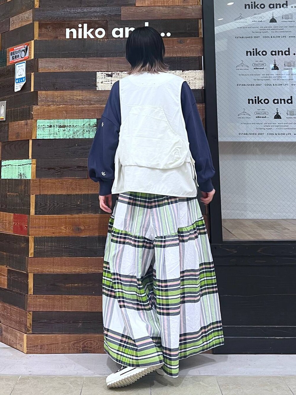 「高身長、個性派、メンズライク」｜「niko and...の[MODE NORM CORE]コットン塩縮チェックパンツ（その他パンツ、グリーン系）」を使った、ちーちさん（レディース・165cm）の春コーディネートの3枚目の写真