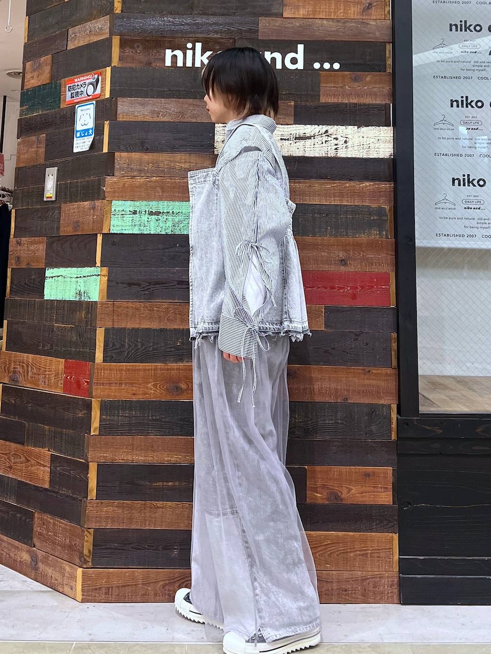 ホワイト系のTシャツ/カットソー、ブルー系のシャツ/ブラウス、グレー系のデニムパンツを着用したレディースの冬コーディネートの2枚目の写真