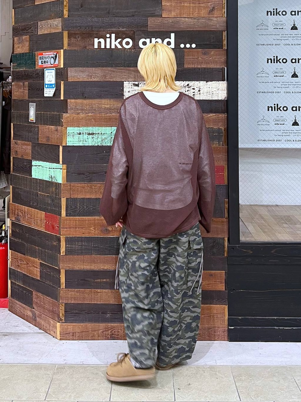 ホワイト系のTシャツ/カットソー、イエロー系のモカシン/デッキシューズ、ブラウン系のニット/セーターを着用したレディースの春コーディネートの3枚目の写真