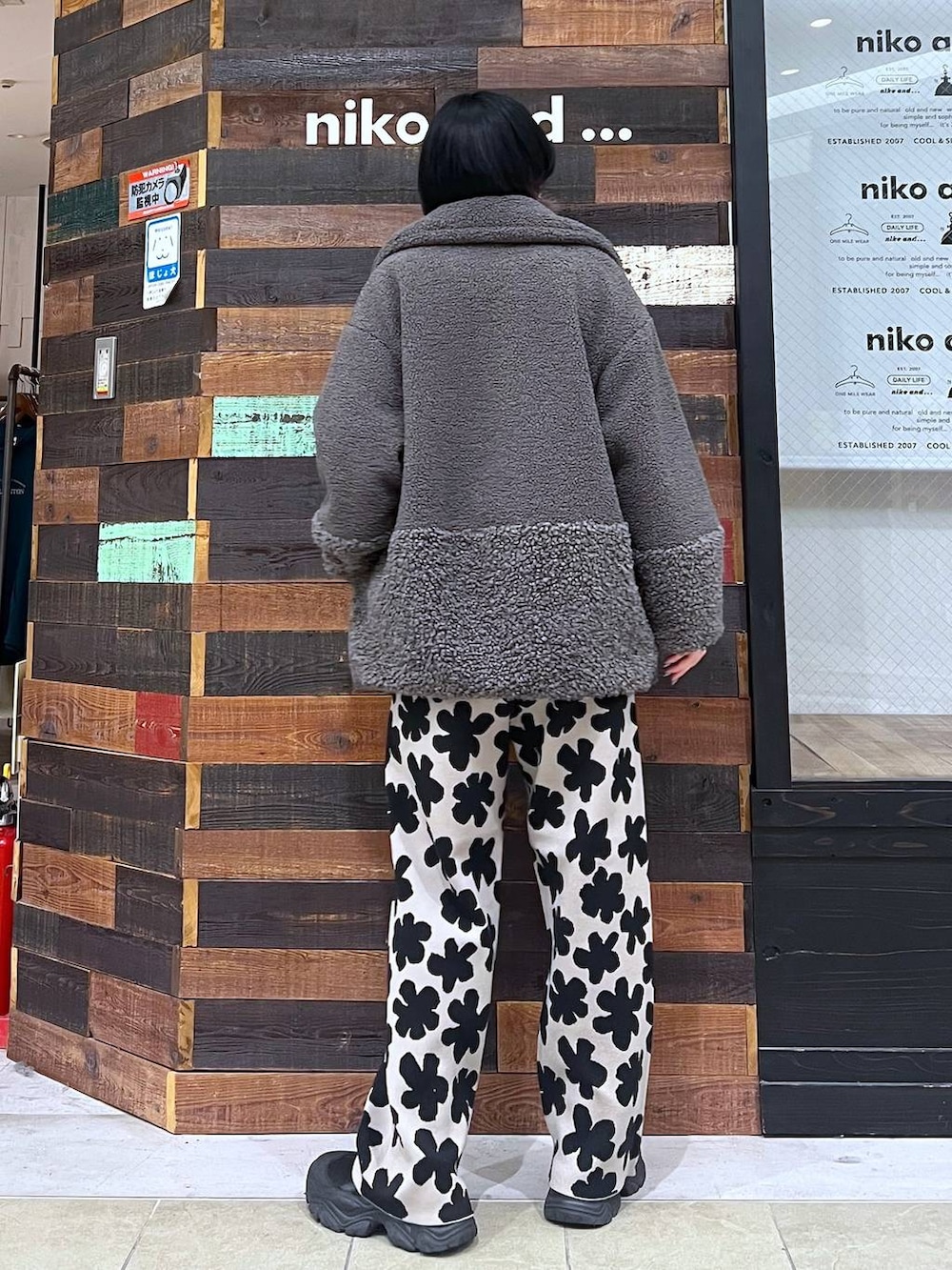 グレー系のその他アウター、ブラック系のブーツ、ブラック系のニット/セーターを着用したレディースの冬コーディネートの4枚目の写真