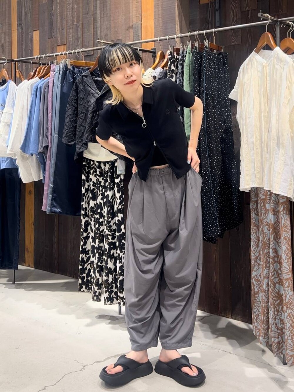 ブラック系のサンダル、グレー系のその他パンツ、ブラック系のカーディガン/ボレロを着用したレディースの夏コーディネートの2枚目の写真