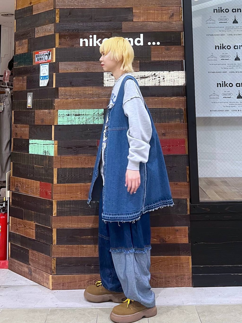 「個性派、メンズライク、高身長」｜「niko and...の【NKJ 2025SS】2WAY DENIM DRESS（ドレス、ブルー系）」を使った、ちーちさん（レディース・165cm）の冬コーディネートの3枚目の写真