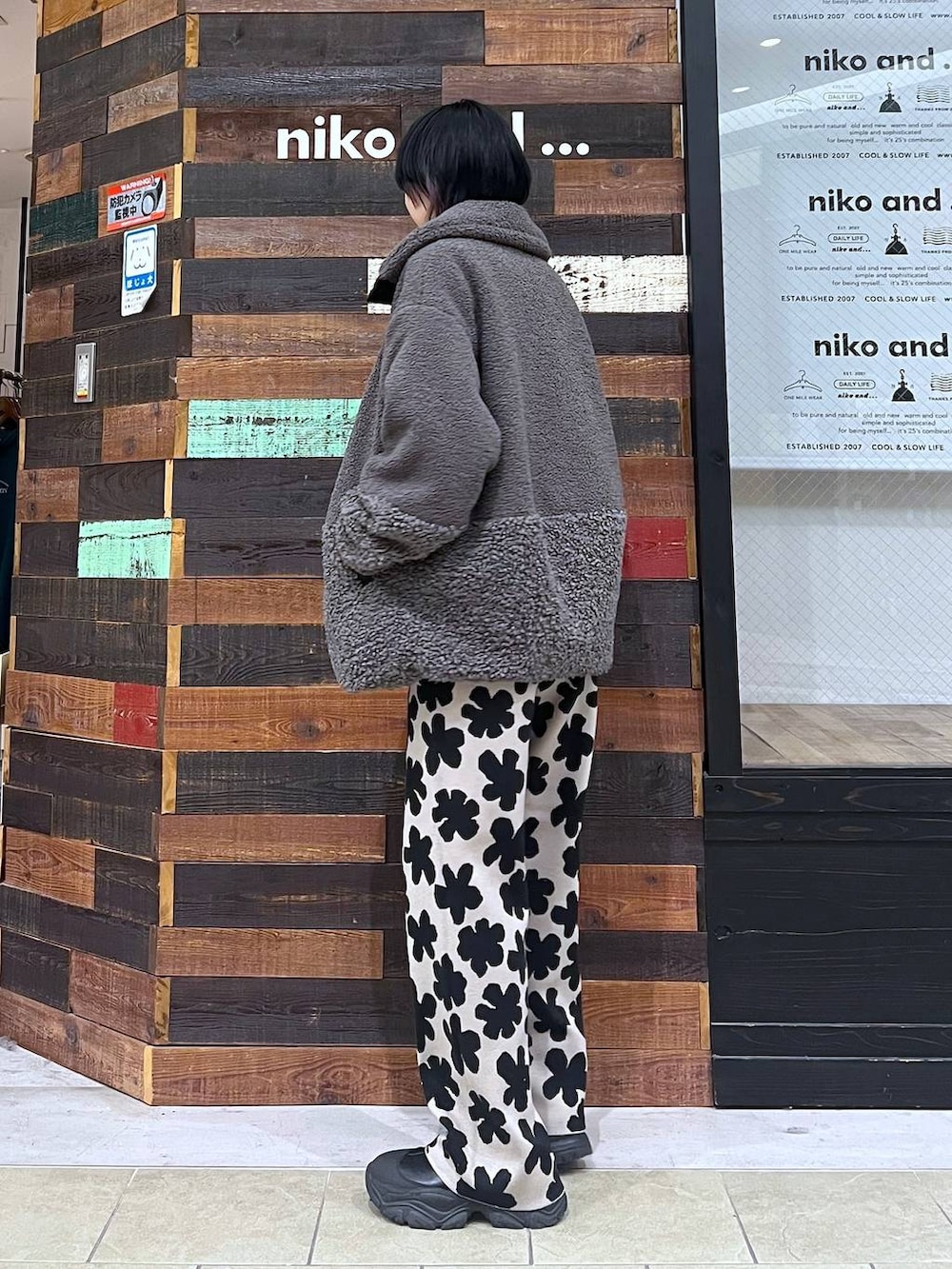 グレー系のその他アウター、ブラック系のブーツ、ブラック系のニット/セーターを着用したレディースの冬コーディネートの3枚目の写真