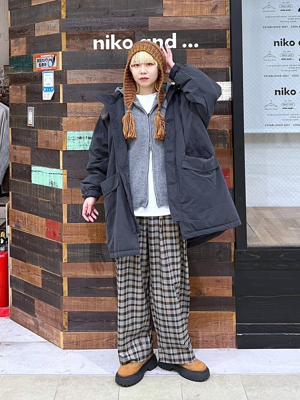 グレー系のブルゾン、ホワイト系のTシャツ/カットソー、ブラウン系のその他パンツを着用したレディースの秋コーディネートの2枚目の写真