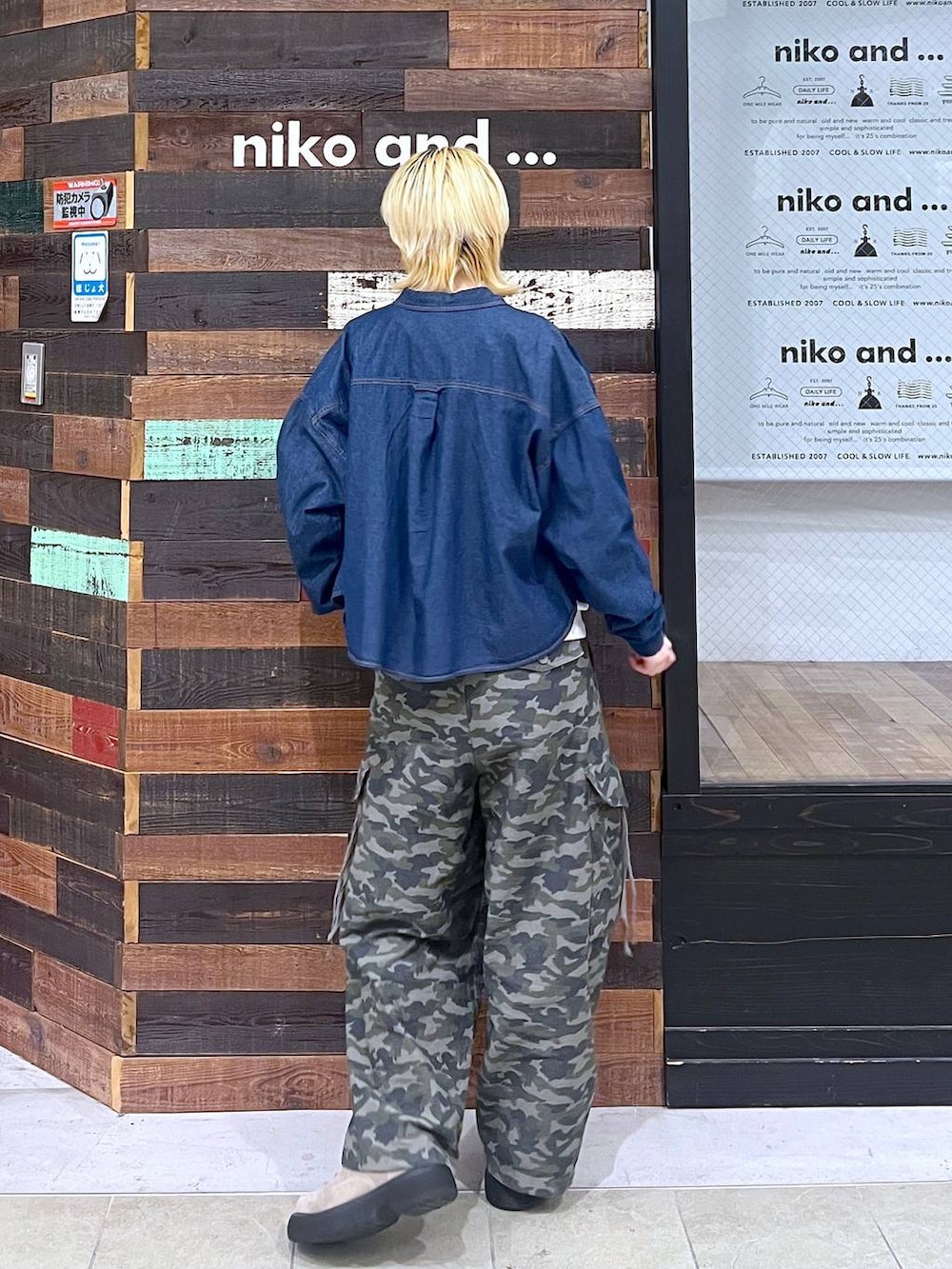 その他のその他シューズ、ブルー系のシャツ/ブラウス、ホワイト系のTシャツ/カットソーを着用したレディースの冬コーディネートの3枚目の写真