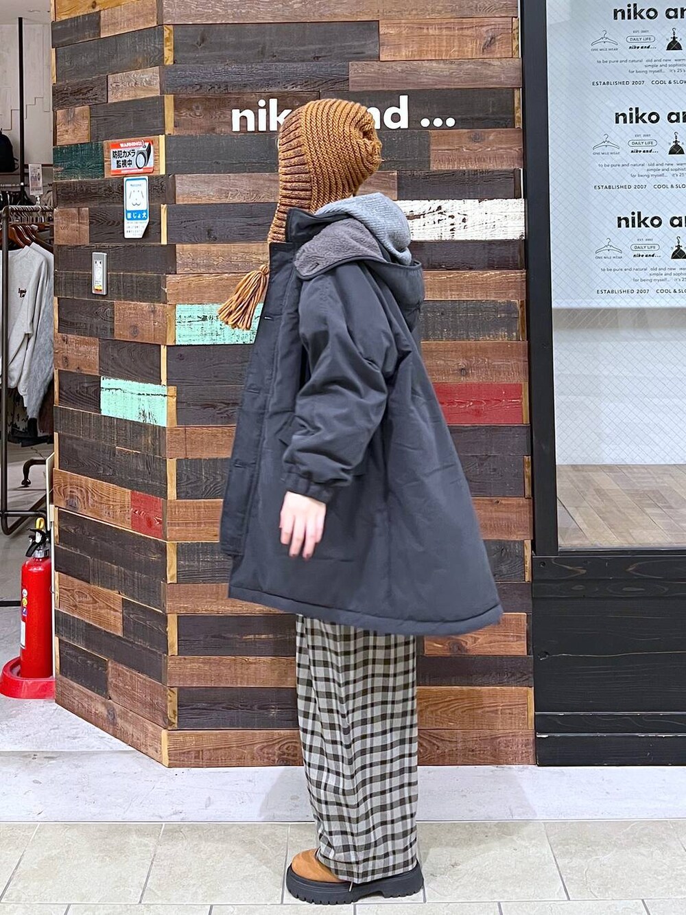 グレー系のブルゾン、ホワイト系のTシャツ/カットソー、ブラウン系のその他パンツを着用したレディースの秋コーディネートの3枚目の写真