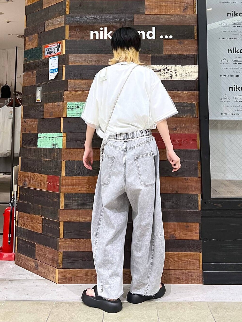 グレー系のショルダーバッグ、ブラック系のサンダル、グレー系のデニムパンツを着用したレディースの夏コーディネートの3枚目の写真