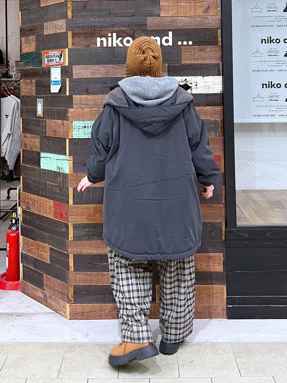 グレー系のブルゾン、ホワイト系のTシャツ/カットソー、ブラウン系のその他パンツを着用したレディースの秋コーディネートの4枚目の写真