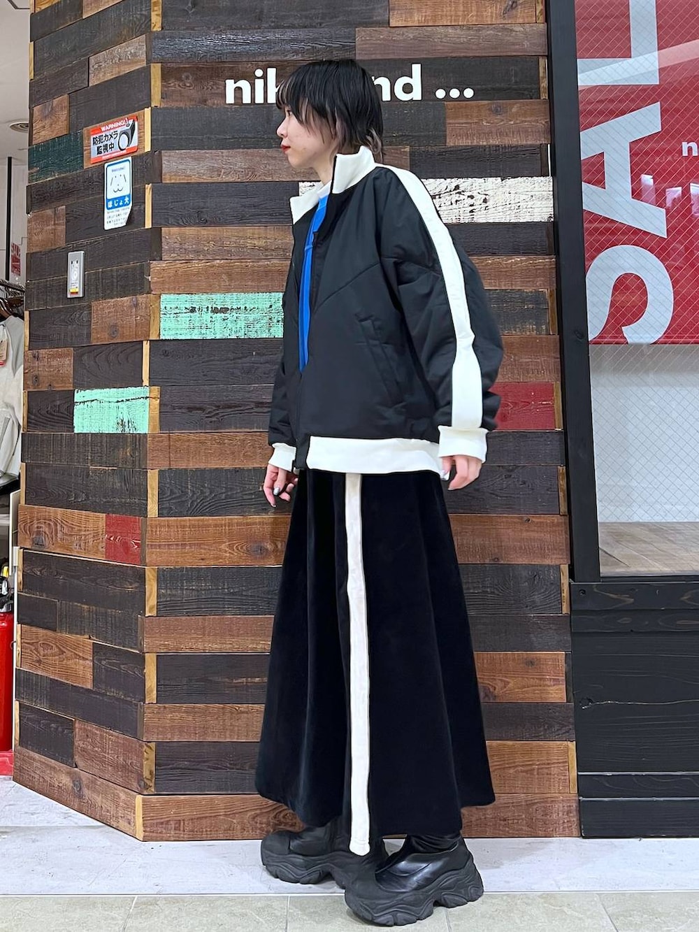 ブラック系のブーツ、ホワイト系のTシャツ/カットソー、ブルー系のスウェットを着用したレディースの冬コーディネートの2枚目の写真