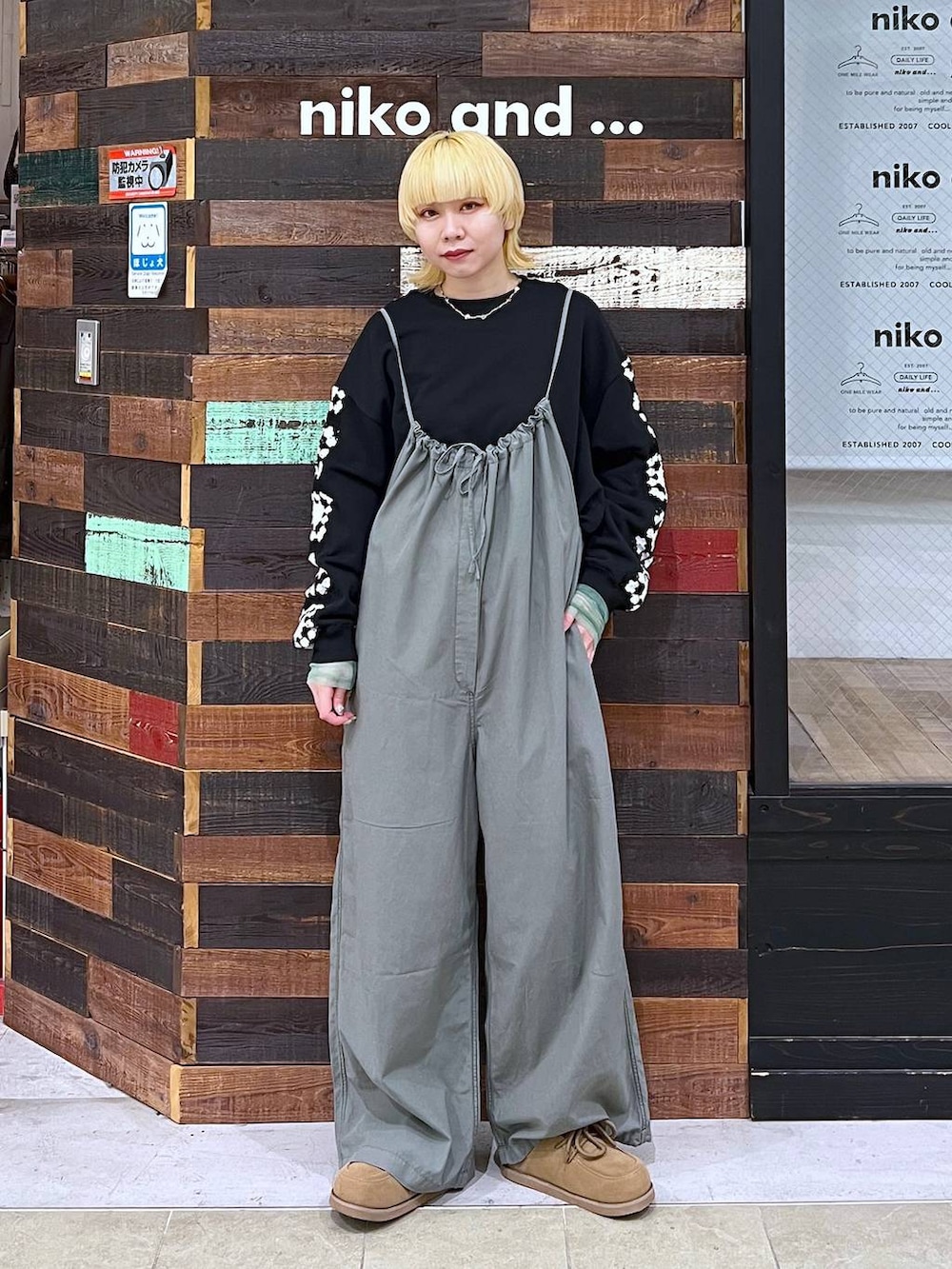 ブラック系のスウェット、グリーン系のサロペット/オーバーオール、ブラック系のTシャツ/カットソーを着用したレディースの春コーディネートの2枚目の写真