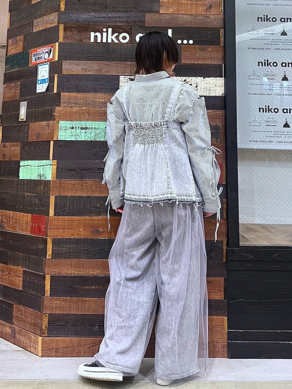 ホワイト系のTシャツ/カットソー、ブルー系のシャツ/ブラウス、グレー系のデニムパンツを着用したレディースの冬コーディネートの3枚目の写真