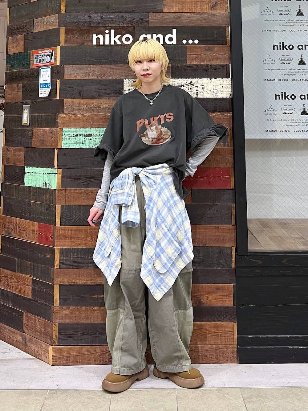 グレー系のTシャツ/カットソー、イエロー系のその他シューズを着用したレディースの春コーディネートの2枚目の写真