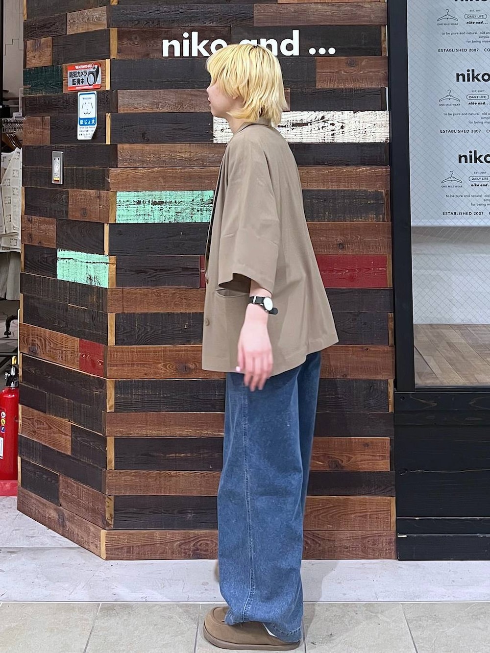 イエロー系のテーラードジャケット、イエロー系のモカシン/デッキシューズ、グレー系のTシャツ/カットソーを着用したレディースの春コーディネートの2枚目の写真