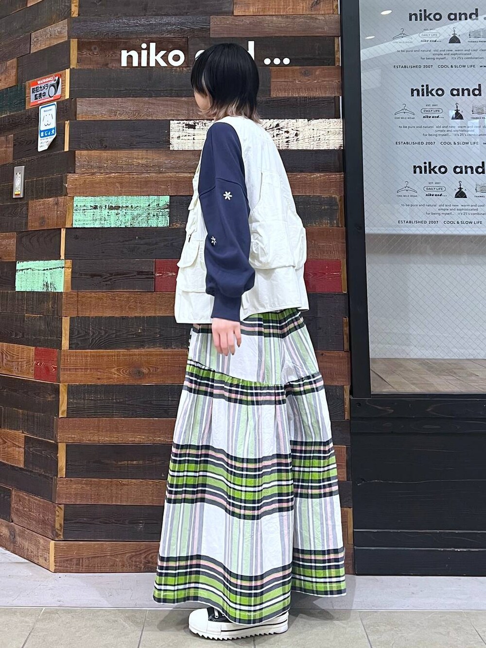「高身長、個性派、メンズライク」｜「niko and...の[MODE NORM CORE]コットン塩縮チェックパンツ（その他パンツ、グリーン系）」を使った、ちーちさん（レディース・165cm）の春コーディネートの2枚目の写真
