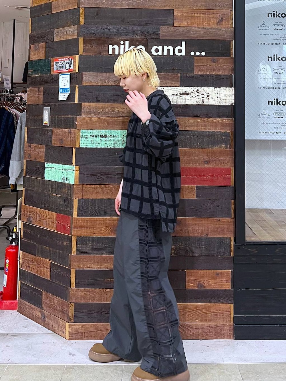 ベージュ系のタンクトップ、ブラック系のその他パンツ、その他のシャツ/ブラウスを着用したレディースの春コーディネートの3枚目の写真