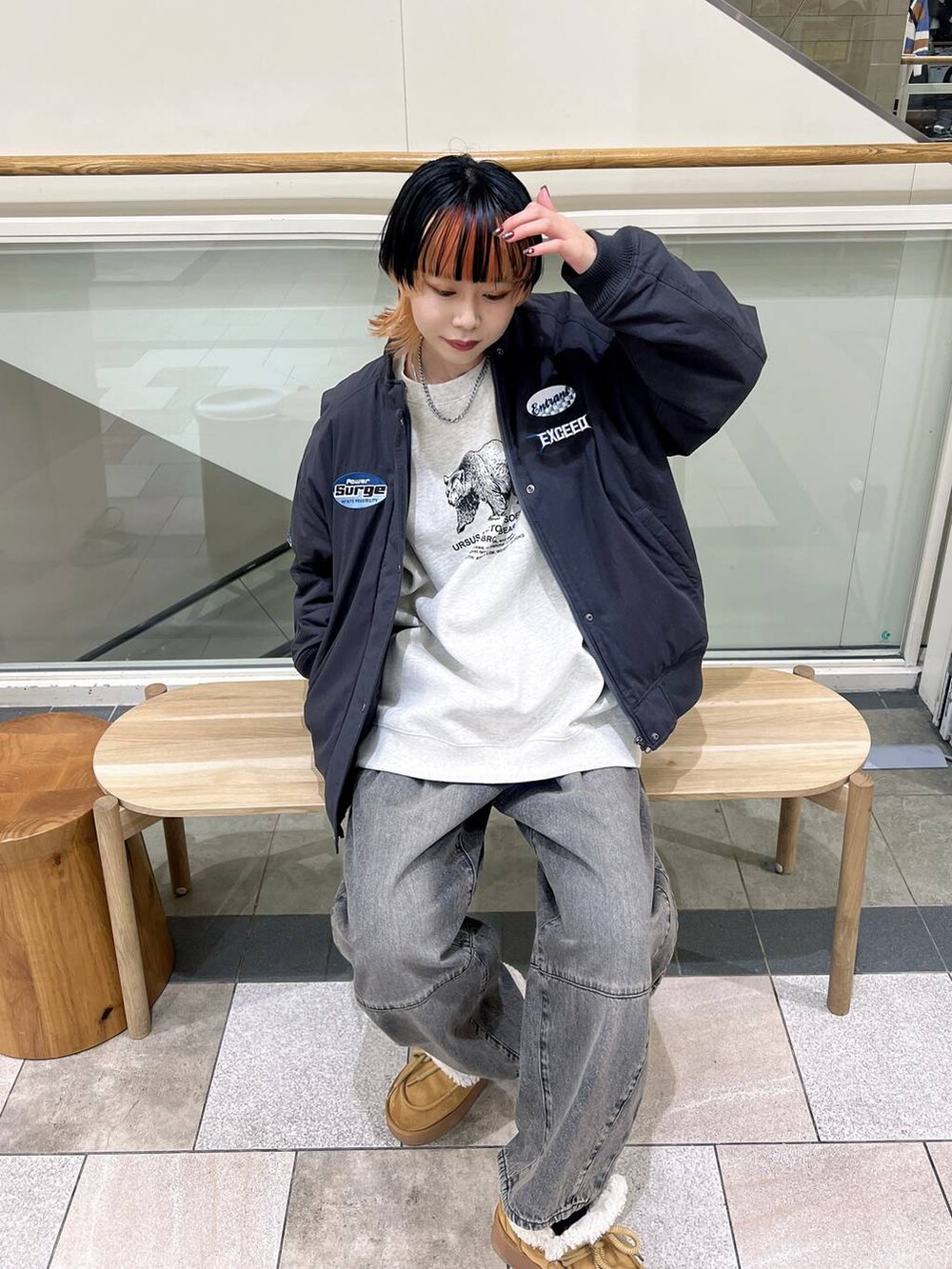 ブラウン系のデニムパンツ、グレー系のブルゾン、イエロー系のモカシン/デッキシューズを着用したレディースの冬コーディネートの2枚目の写真
