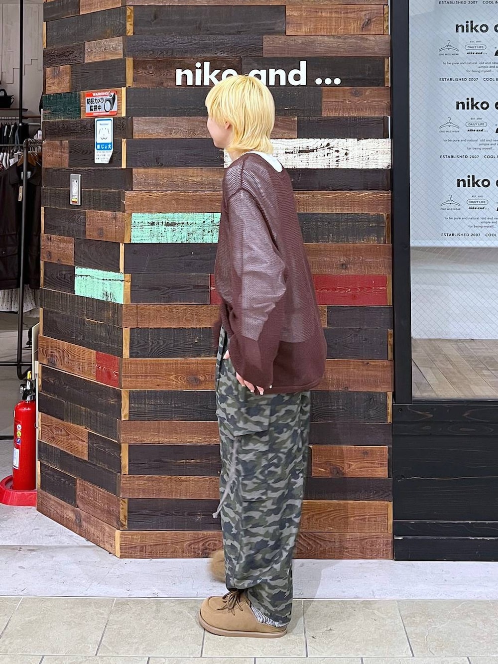 ホワイト系のTシャツ/カットソー、イエロー系のモカシン/デッキシューズ、ブラウン系のニット/セーターを着用したレディースの春コーディネートの2枚目の写真