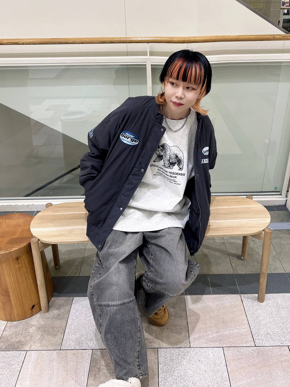 ブラウン系のデニムパンツ、グレー系のブルゾン、イエロー系のモカシン/デッキシューズを着用したレディースの冬コーディネートの3枚目の写真
