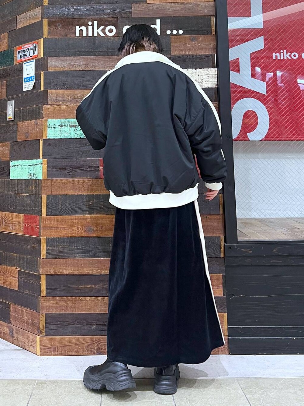 ブラック系のブーツ、ホワイト系のTシャツ/カットソー、ブルー系のスウェットを着用したレディースの冬コーディネートの3枚目の写真