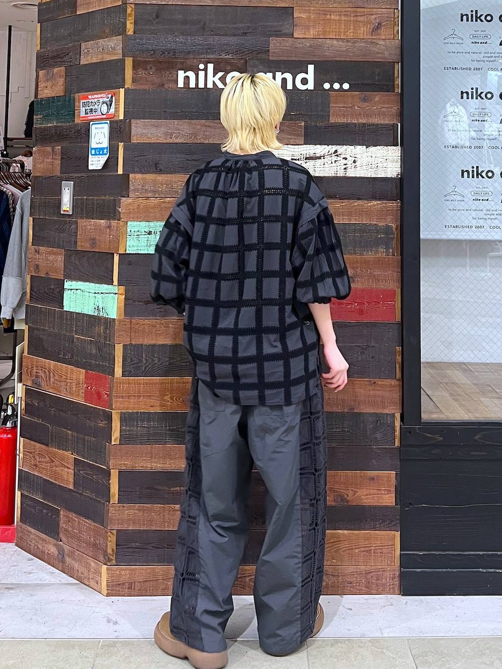 ベージュ系のタンクトップ、ブラック系のその他パンツ、その他のシャツ/ブラウスを着用したレディースの春コーディネートの4枚目の写真