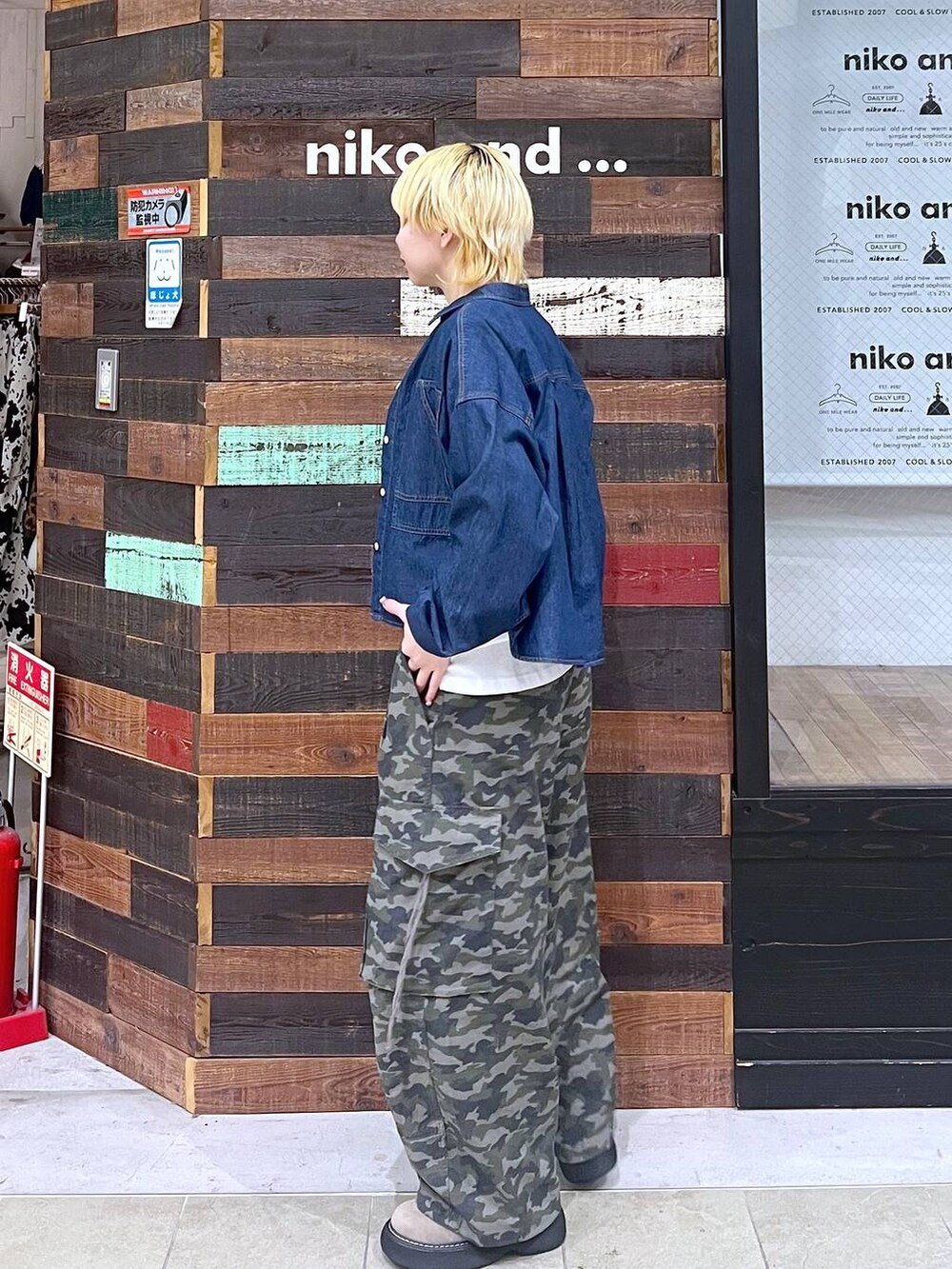 その他のその他シューズ、ブルー系のシャツ/ブラウス、ホワイト系のTシャツ/カットソーを着用したレディースの冬コーディネートの2枚目の写真