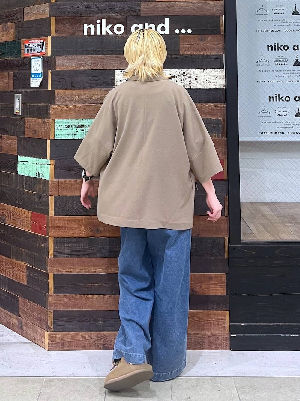 イエロー系のテーラードジャケット、イエロー系のモカシン/デッキシューズ、グレー系のTシャツ/カットソーを着用したレディースの春コーディネートの3枚目の写真