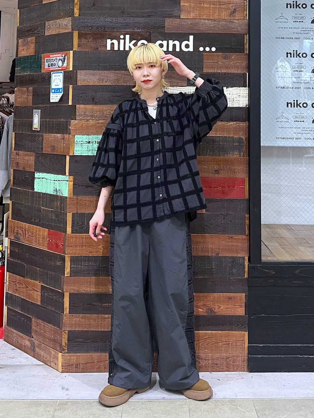 ベージュ系のタンクトップ、ブラック系のその他パンツ、その他のシャツ/ブラウスを着用したレディースの春コーディネートの2枚目の写真