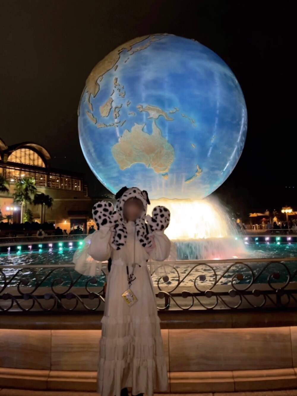 ベージュ系のワンピース、ベージュ系のニット/セーター、ピンク系のカチューシャを着用したレディースの冬コーディネートの3枚目の写真