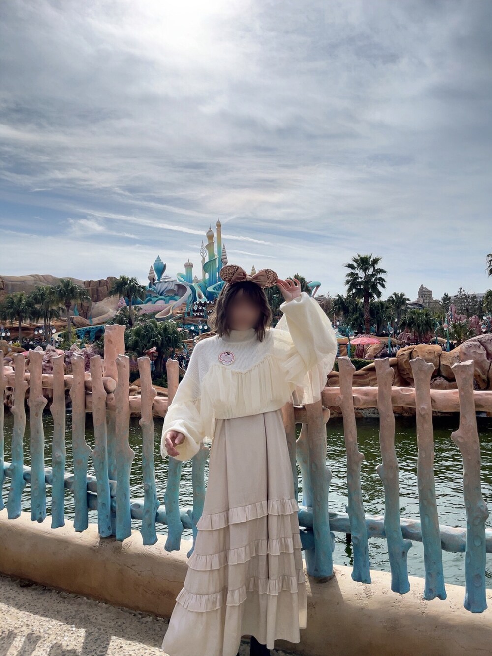 ベージュ系のワンピース、ベージュ系のニット/セーター、ピンク系のカチューシャを着用したレディースの冬コーディネートの2枚目の写真