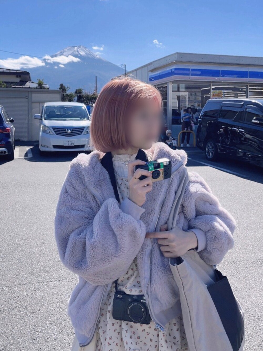 ホワイト系のワンピース、ベージュ系のシャツ/ブラウス、ホワイト系のショルダーバッグを着用したレディースの冬コーディネートの2枚目の写真