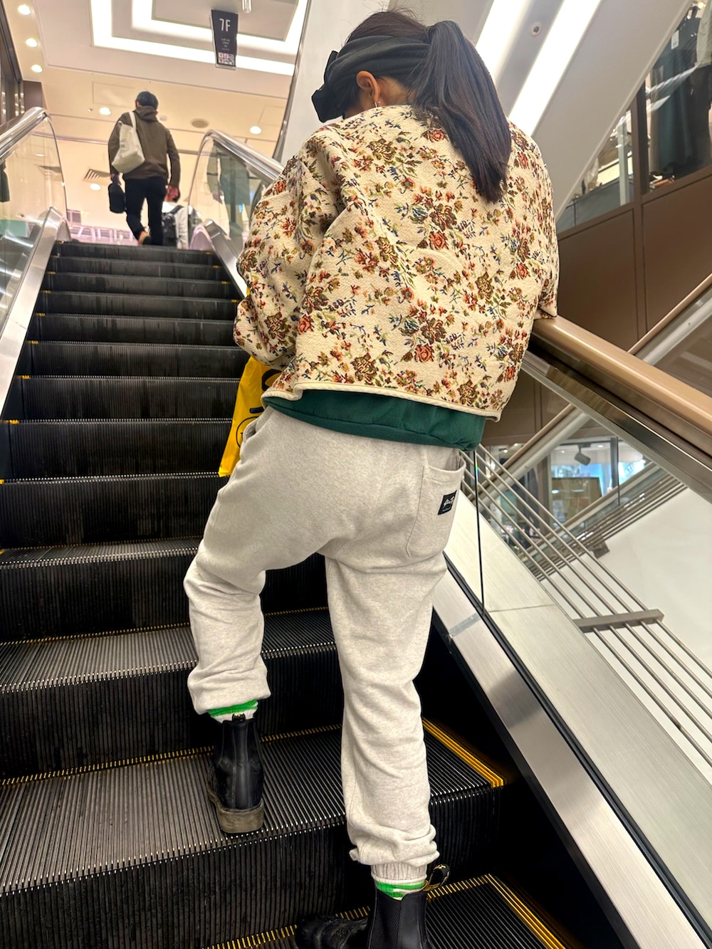 「ファッションを楽しもう、オトナカジュアル、秋冬、休日スタイル、大人かわいい、いいね、save、フォローお願いします🤑、高校生、高校生コーデ。、スエット」｜「LOWRYS FARMのアイテム（スウェットパンツ、グレー系）」を使った、reimu0813さん（レディース・159cm）の秋コーディネートの2枚目の写真