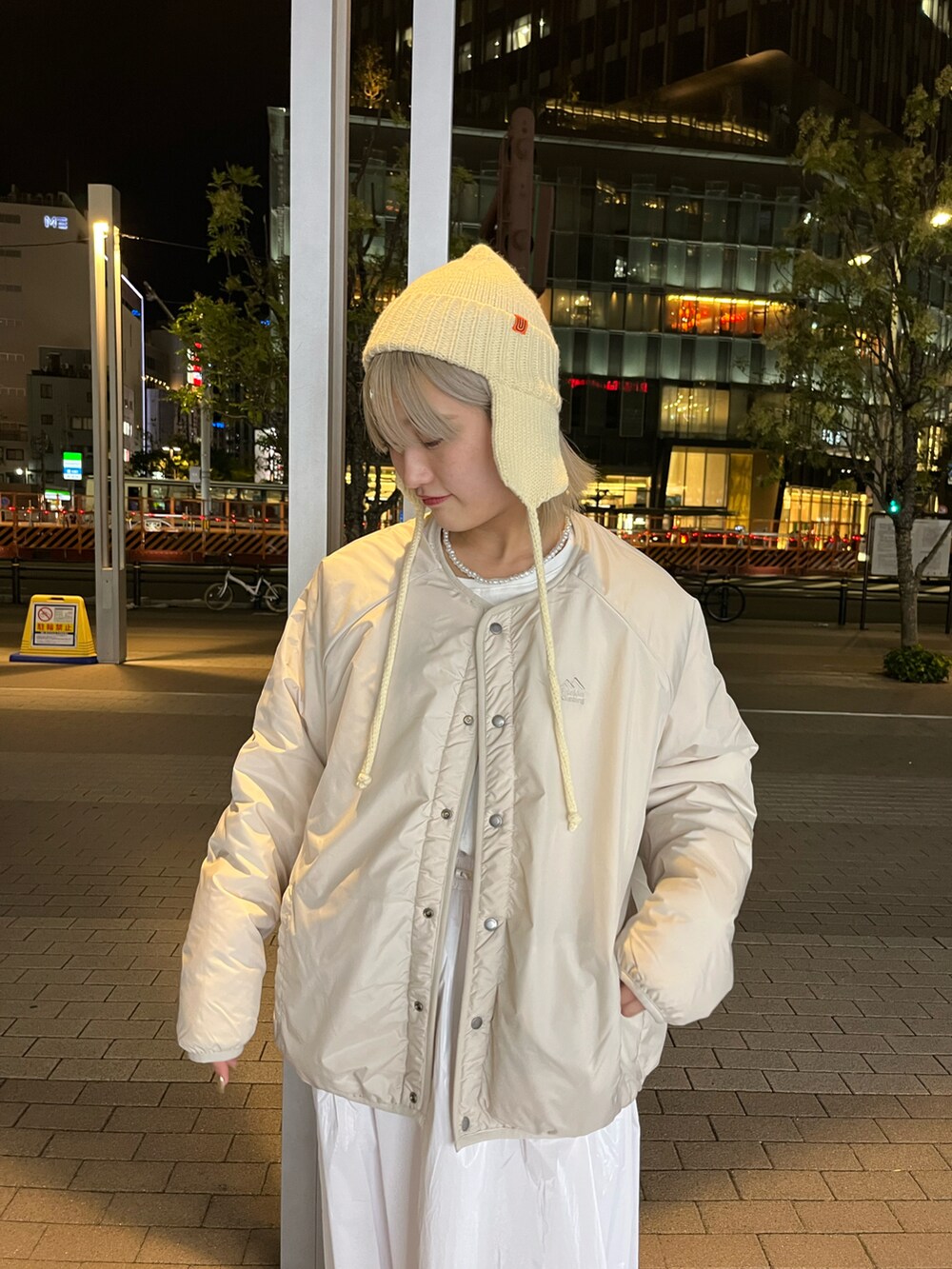 ホワイト系のその他アウター、ホワイト系のスカートを着用したレディースの秋コーディネートの2枚目の写真