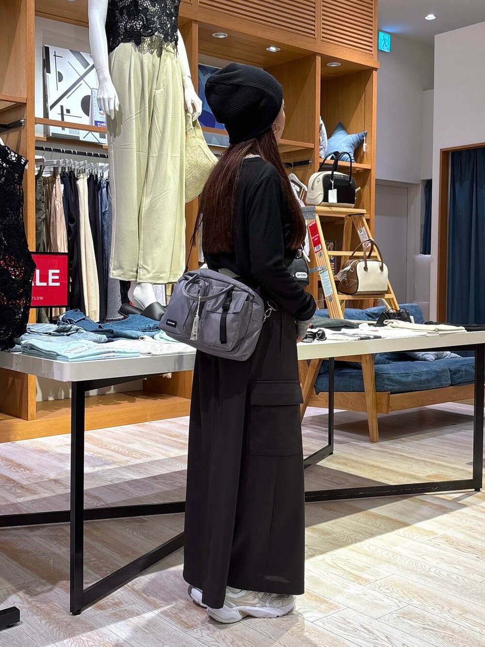「BAYFLOW、カジュアル、低身長、差し色コーデ、休日コーデ、ママコーデ、きれいめ、アウトドア、ショルダーバッグ、モノトーン、秋コーデ」｜「BAYFLOWのＣリボンチョーカー（チョーカー、シルバー系）」を使った、しいぽ。さん（レディース・150cm）の夏コーディネートの2枚目の写真