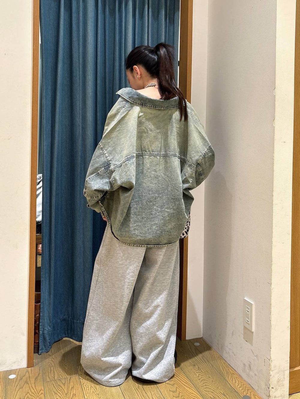 ブラウン系のスニーカー、グレー系のスウェットパンツ、その他のハンドバッグを着用したレディースの夏コーディネートの3枚目の写真