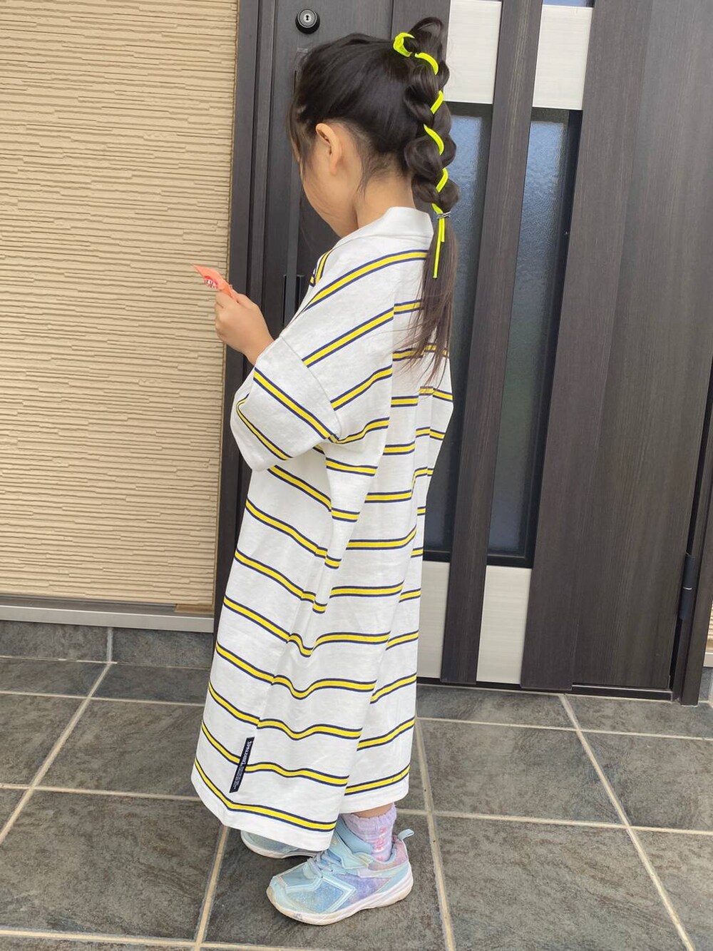 「BAYFLOW、キッズ服、ベイフロー_キッズ」｜「SPALDINGの【SPALDING(スポルディング)】別注ボーダーワンピ(KIDS)（ワンピース、ホワイト系）」を使った、しいぽ。さん（キッズ・105cm）の夏コーディネートの2枚目の写真